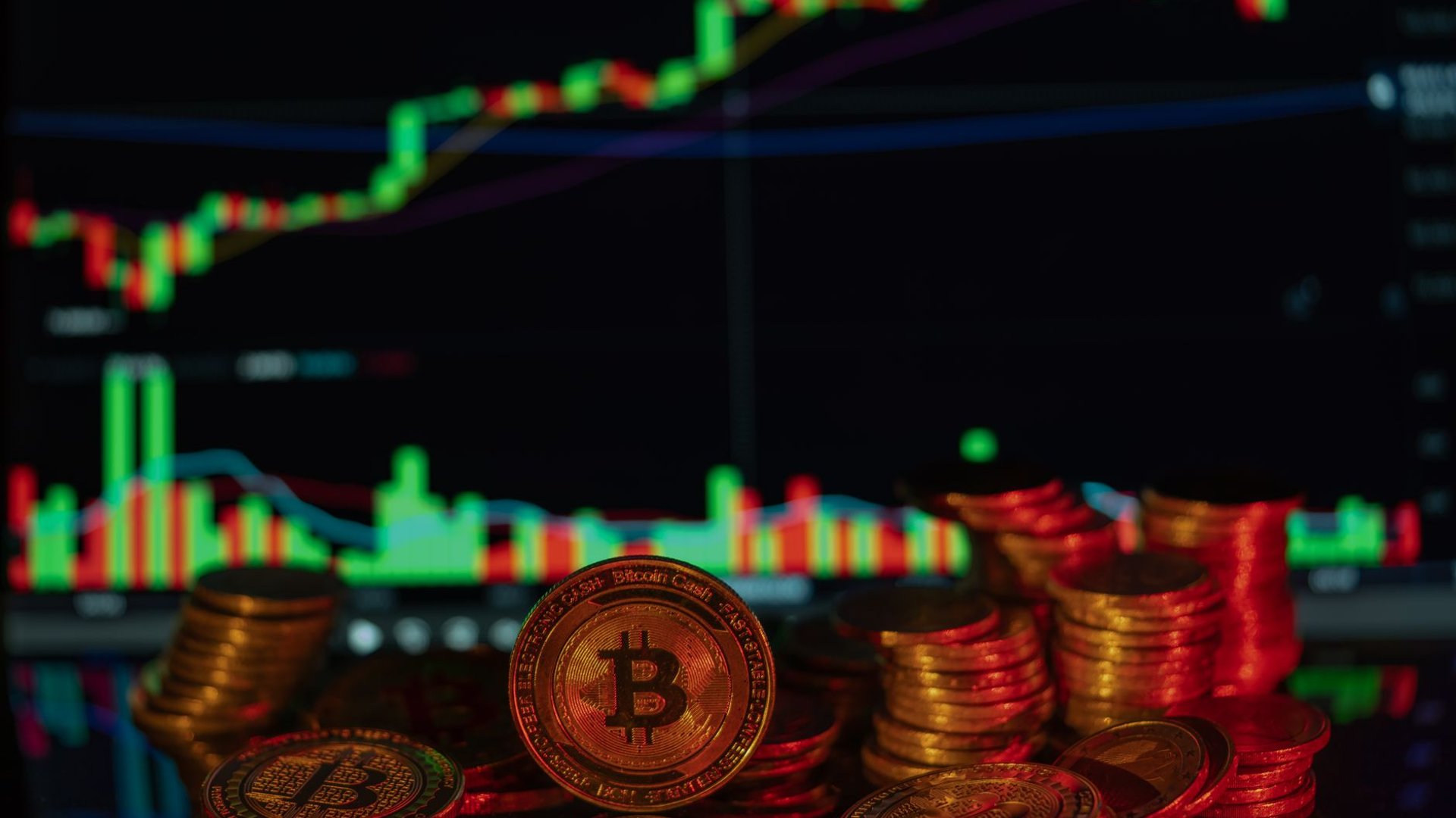 Bitcoin-Münzen vor Kursdiagramm, Symbolbild Markttrends im Krypto-Glücksspiel 2026