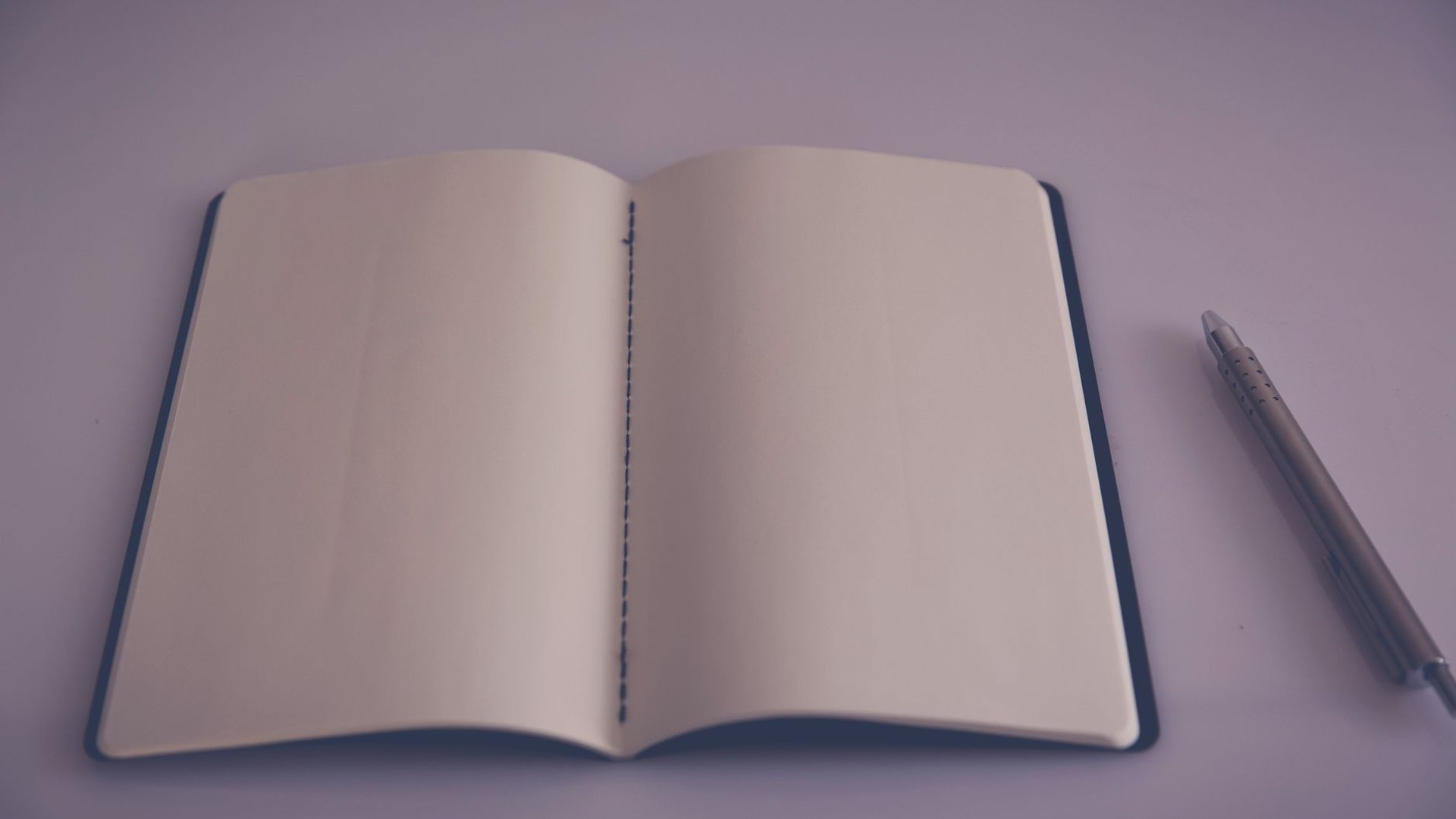 Leeres aufgeschlagenes Notizbuch mit Stift, Symbolbild Dokumentation von Krypto-Transaktionen