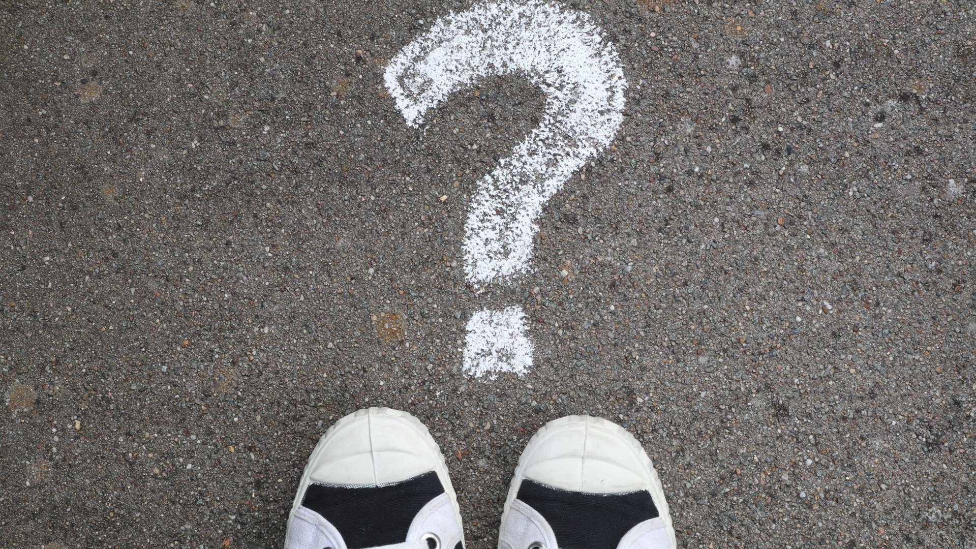 Fragezeichen auf Asphalt, Symbolbild Unsicherheit bei Prediction Markets wie Polymarket