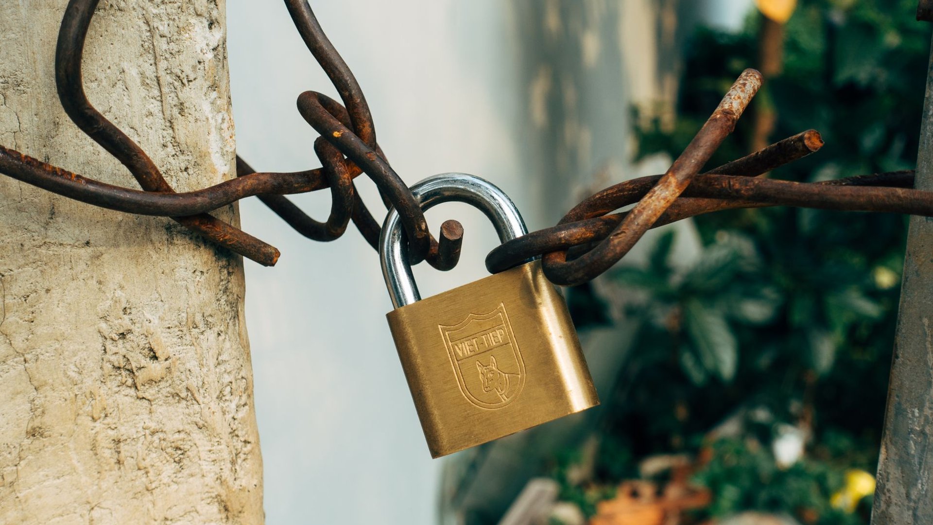 Vorhängeschloss an rostiger Kette, Symbolbild Selbstschutz-Tools bei Krypto-Casinos