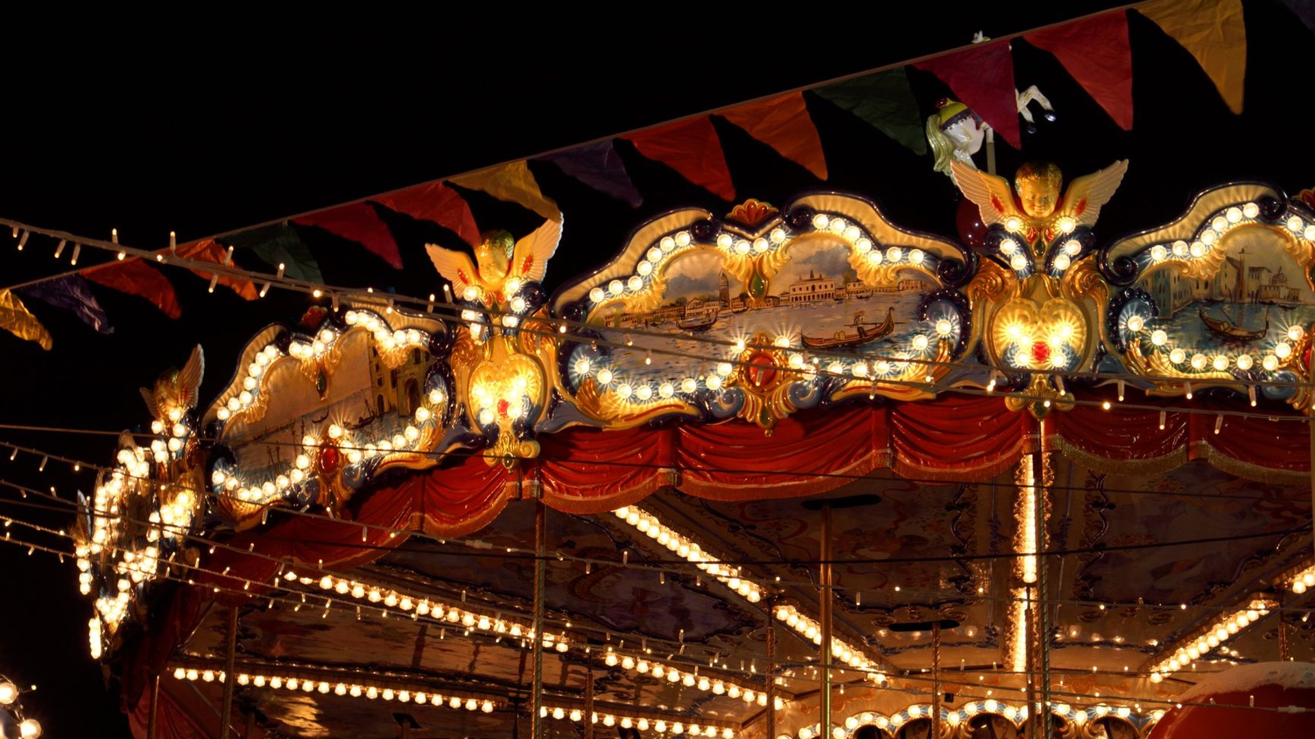 Beleuchtetes Karussell bei Nacht, Symbolbild Whitelabel-Karussell bei Krypto-Casinos
