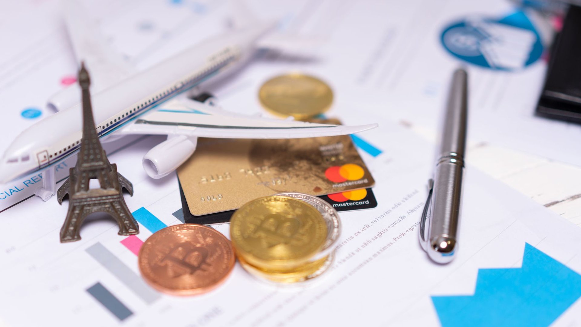 Kreditkarte und Bitcoin-Münzen nebeneinander als Symbol für den Vergleich von Krypto-Zahlungen und klassischen Zahlungsmethoden im Casino